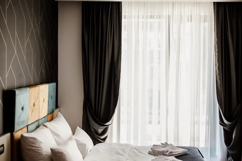 Hotel room in natural light (illustrative)